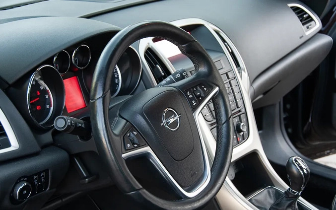 Opel Astra cena 29900 przebieg: 170000, rok produkcji 2012 z Bierutów małe 596